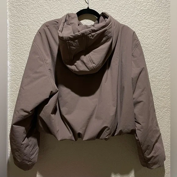 ALO Yoga NWT Cropped Mountain Peak Full Zip hoodie Jacket Mushroom Color Size L
